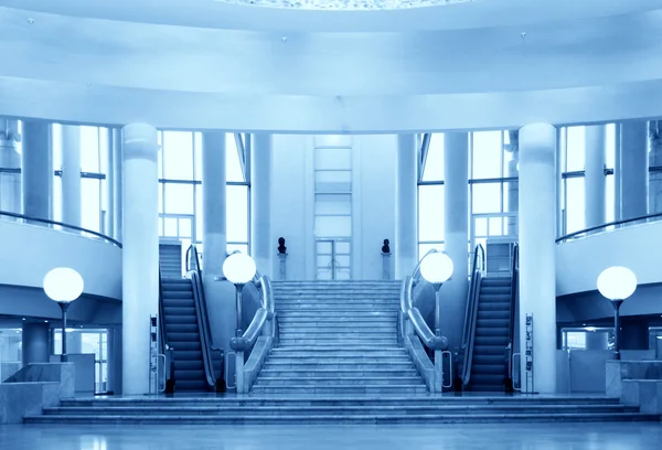 Escadas e escadas rolantes nas laterais — Fotografia de Stock