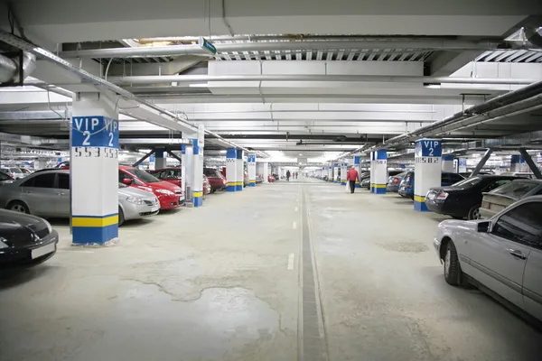Autos auf Parkplätzen — Stockfoto