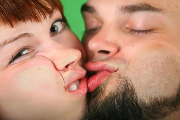 赤い髪と顔をしかめる男と女の子を閉じる — ストック写真