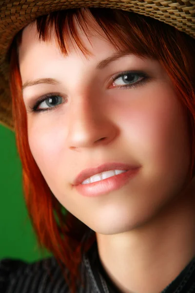 Ρετουσαρισμένα πορτρέτο του κορίτσι με τα κόκκινα μαλλιά — Φωτογραφία Αρχείου