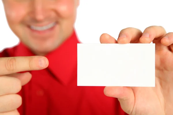 Kırmızı gömlekli adam elinde kart ile — Stok fotoğraf
