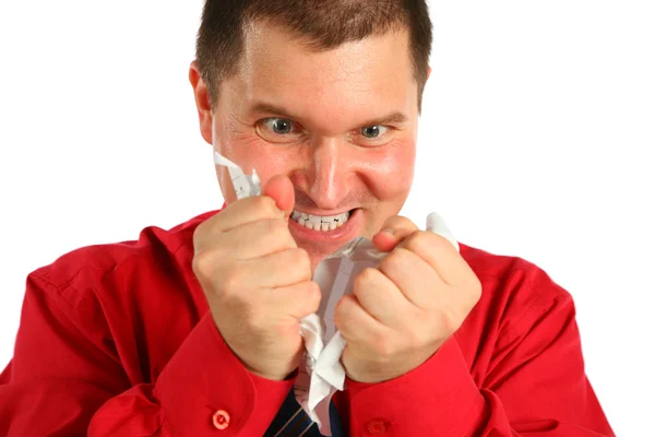 Irate homem em vermelho camisa rasga folha de papel — Fotografia de Stock