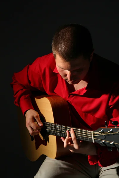 Gitarist in rode shirt — Stockfoto