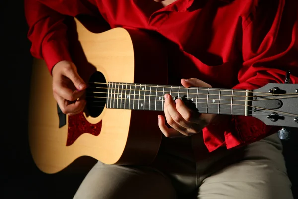 Gitar ile yakın çekim yakışıklı — Stok fotoğraf