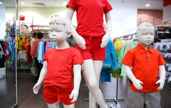 Barn skyltdockor i butik — Stockfoto