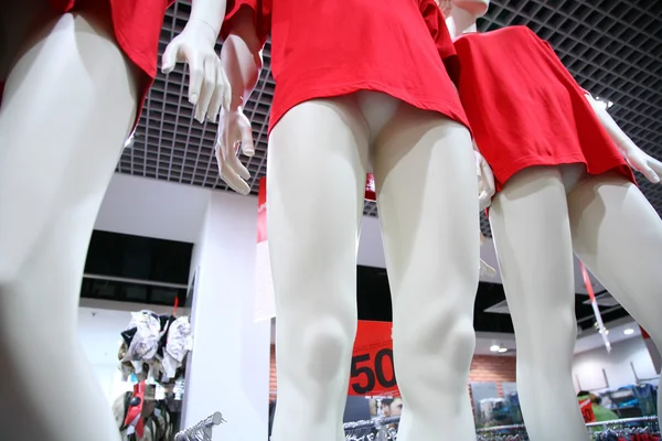 Nogi kobiece manekiny w sklepie — Zdjęcie stockowe