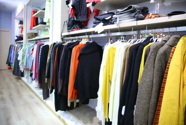 Kläder på hyllan i butik — Stockfoto