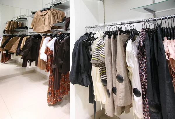 Abbigliamento su rack nel centro commerciale — Foto Stock