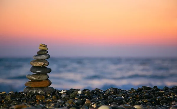 海岸に石から小さなピラミッド — ストック写真