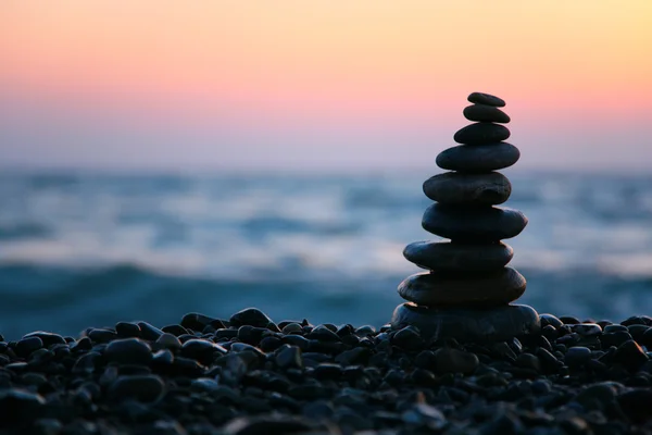 Küçük piramit taşları üzerine sahil üzerinden — Stok fotoğraf