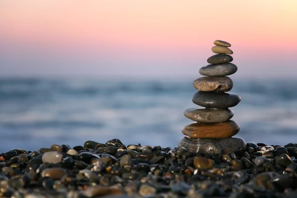 Küçük piramit taşları üzerine sahil üzerinden — Stok fotoğraf