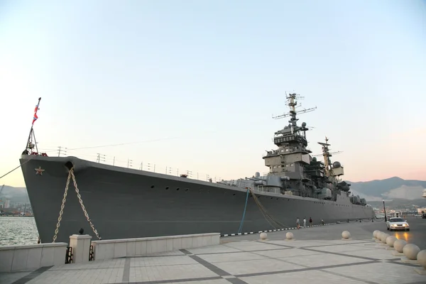 Військовий корабель біля причалу — стокове фото