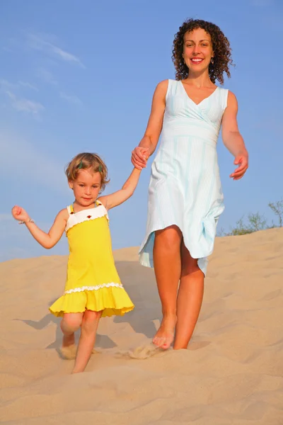 Mother with daughter go on sand — Stock Photo, Image
