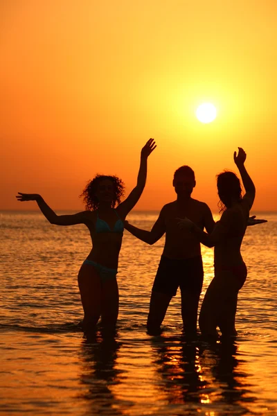 Drie in zee op zonsondergang — Stockfoto