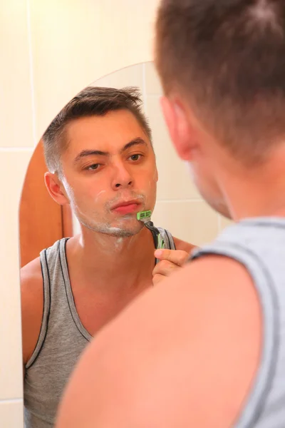 Man shaves befor mirror — Stock Photo, Image