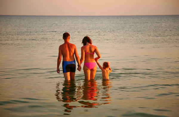 Rodziców z córką w morze — Zdjęcie stockowe