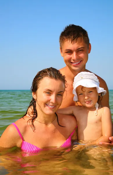 Familjen pose i havet — Stockfoto