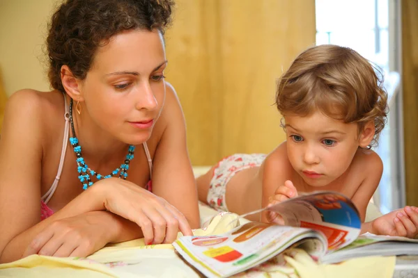 Mor och barn läsa tidningen — Stockfoto