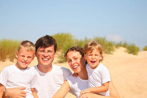 沙质海岸的家庭肖像 — 图库照片
