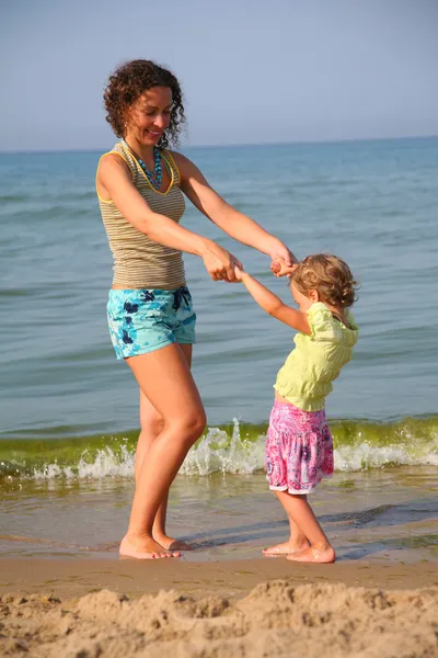 母亲与海滩上的小女孩 — 图库照片