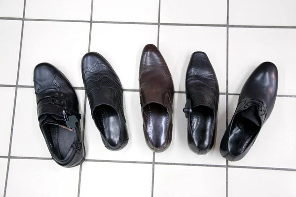 Człowiek buty w sklepie — Zdjęcie stockowe