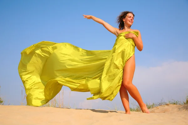 Jong meisje op zand in gele sjaal — Stockfoto