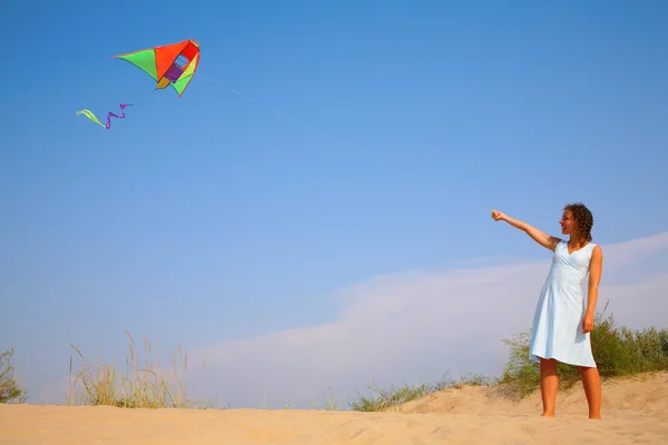 Meisje in witte jurk loopt kite — Stockfoto