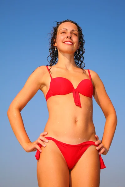 Flicka i röd bikini — Stockfoto