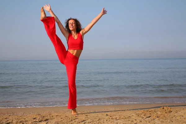 Fitness vrouw op strand — Stockfoto