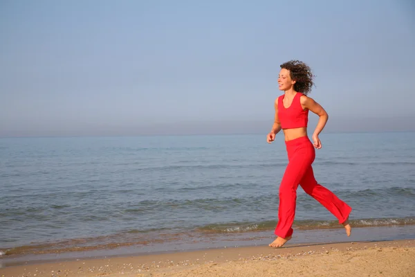 Mujer fitness en la playa — Foto de Stock