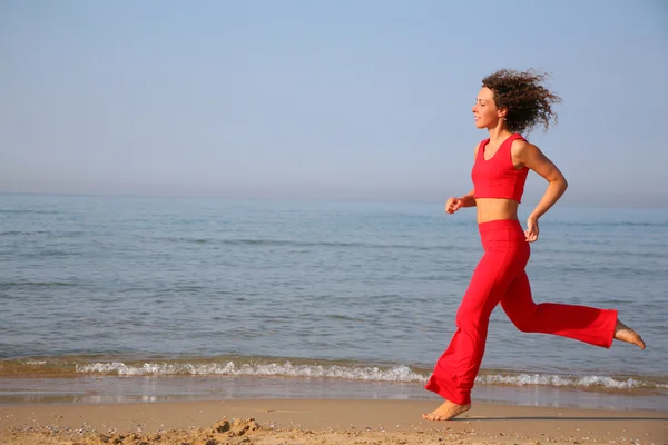 Fitness nő a tengerparton — Stock Fotó