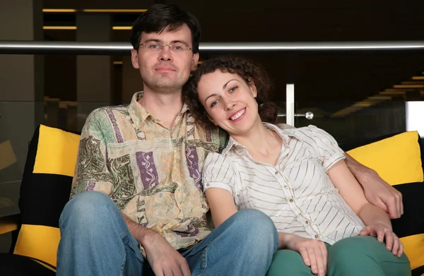 Paar sitzt auf Sofa im dunklen Flur — Stockfoto