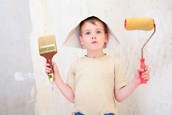 Pojke med pensel och roller i papper hatt — Stockfoto