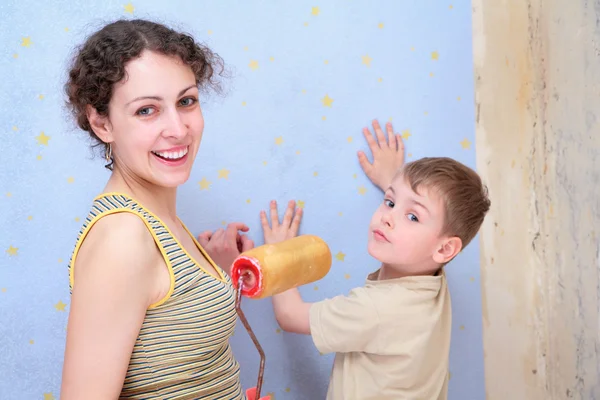 Anne ve oğlu Oda onarım — Stok fotoğraf