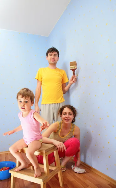 Ouders met kind reparatie kamer — Stockfoto