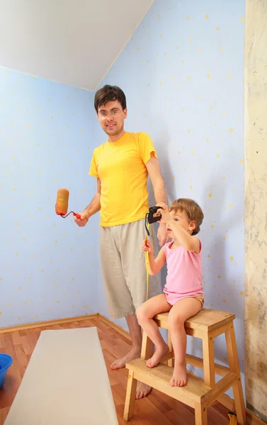 Father and child repair room — Stock Photo, Image