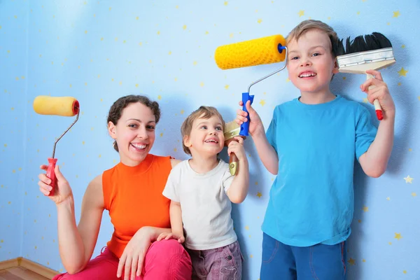 Mãe e filhos com rolos e escovas — Fotografia de Stock
