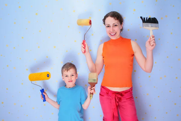 Mãe e filho com rolos e escovas — Fotografia de Stock