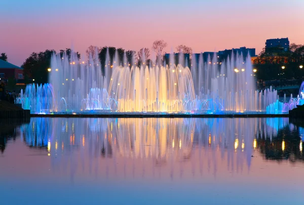 Nablýskané fontána na sunset — Stock fotografie
