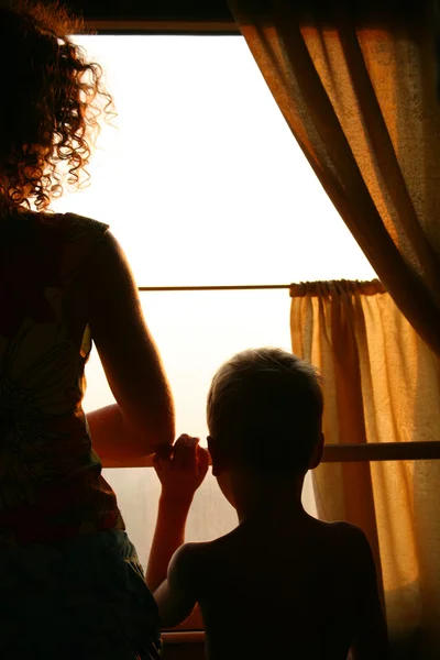 Anne ve çocuk tren penceresinden bakmak — Stok fotoğraf