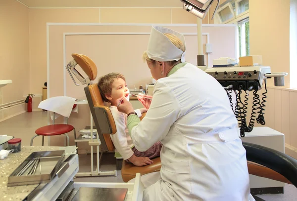 口腔科医师临床工作对待儿童的牙齿 — 图库照片