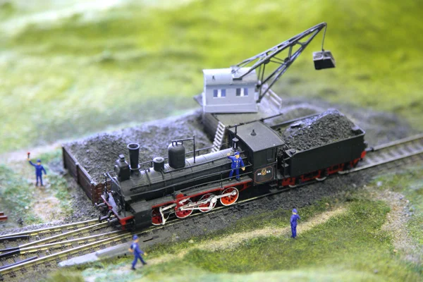 Modell einer Dampflokomotive ist mit Kohle beladen — Stockfoto