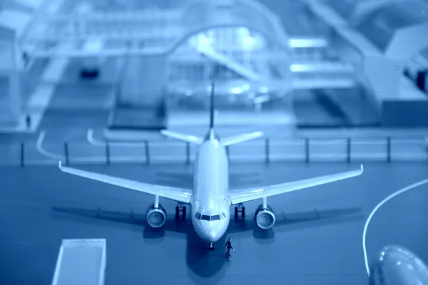 Vliegtuig miniatuur op luchthaven — Stockfoto