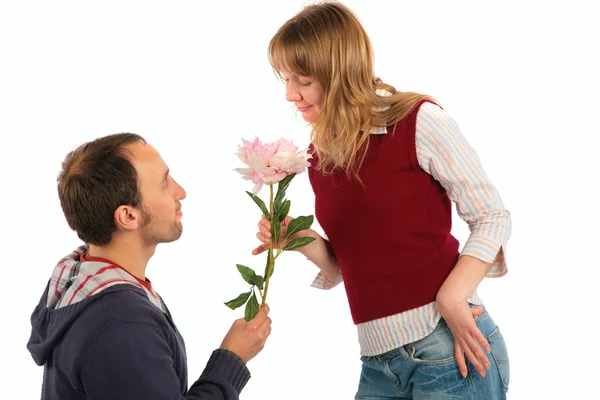 Uomo dà fiore alla donna — Foto Stock