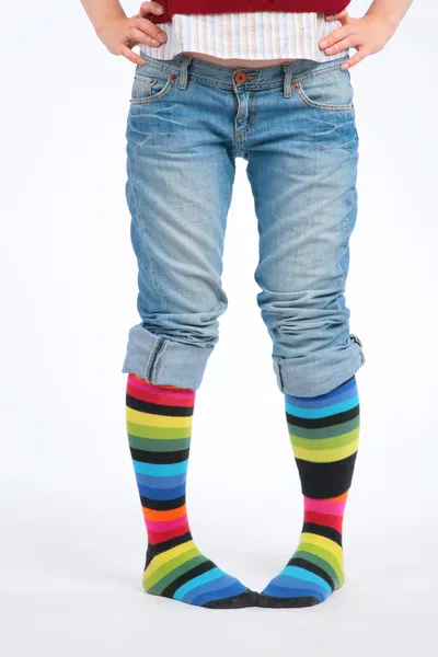 Twee voeten in multi gekleurde sokken — Stockfoto