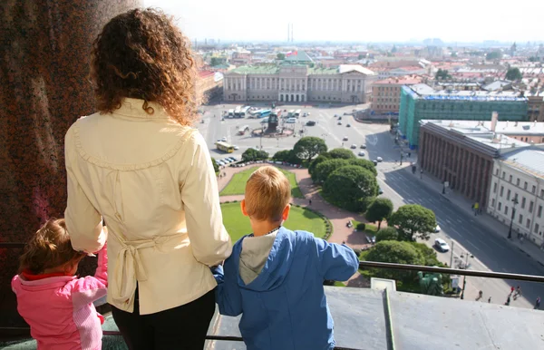 Madre e due bambini guardano San Pietroburgo — Foto Stock