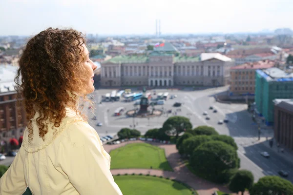 Ragazza guarda San Pietroburgo — Foto Stock