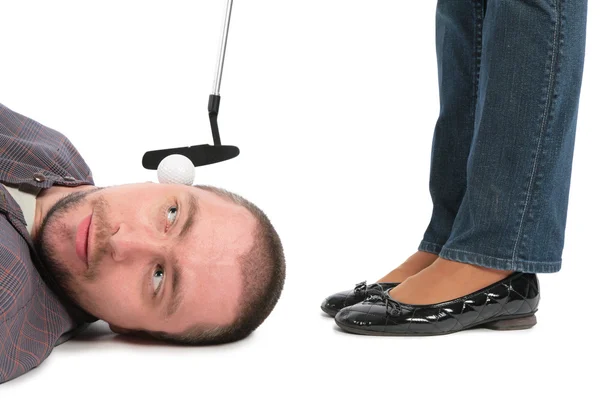 Balle pour le golf se trouve sur une oreille à l'homme — Photo