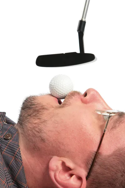Брехня людина тримає в рот м'яч для гольфу — стокове фото