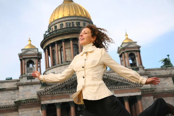 Flicka mot katedralen isaakievsky — Stockfoto